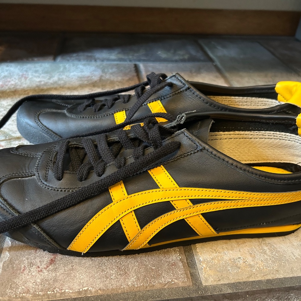Onitsuka Tiger Shoes, Men's Size 12 - Black with yellow stripes - Picture 2 of 6